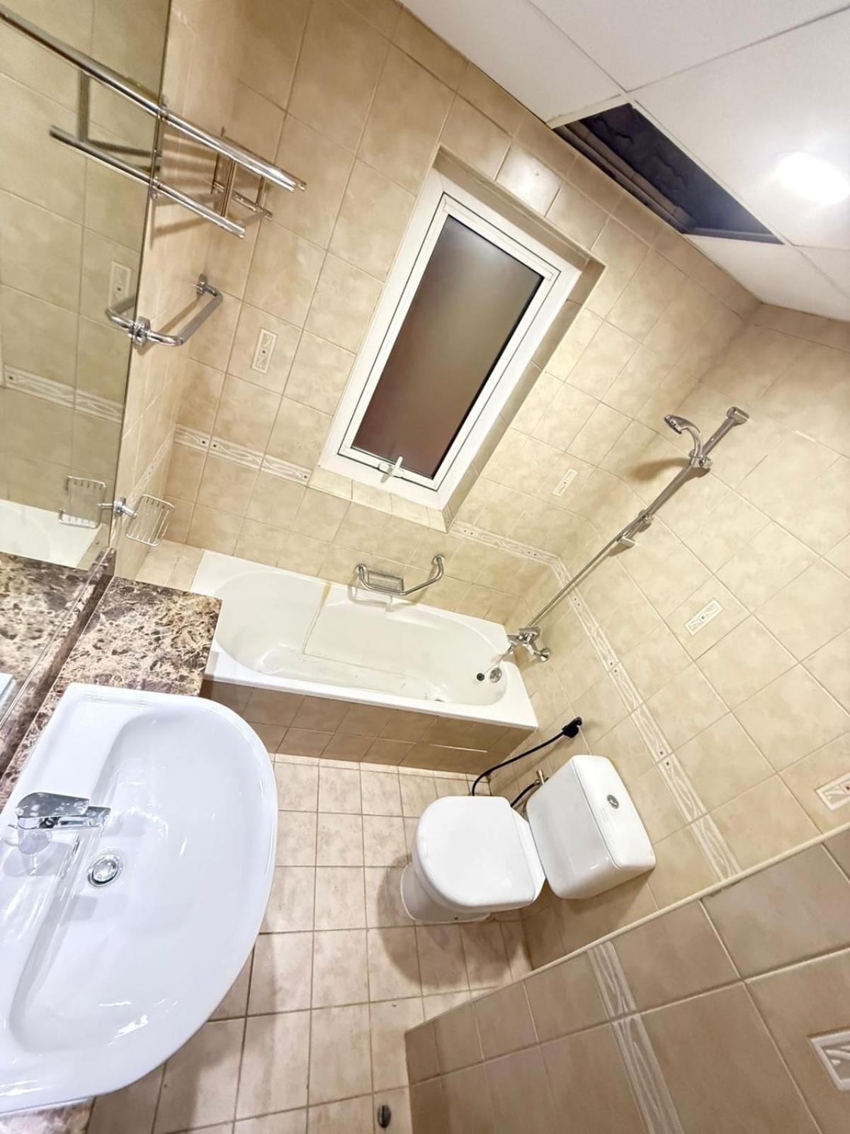 Backpackers Heaven ! 18 Beds In A 2 Bedroom Apartment In Front Of Union Metro Station Diera Дубай Экстерьер фото