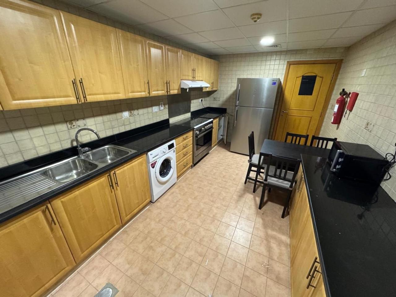 Backpackers Heaven ! 18 Beds In A 2 Bedroom Apartment In Front Of Union Metro Station Diera Дубай Экстерьер фото