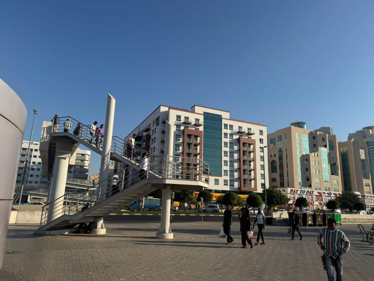 Backpackers Heaven ! 18 Beds In A 2 Bedroom Apartment In Front Of Union Metro Station Diera Дубай Экстерьер фото